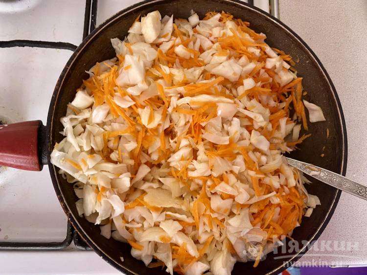 Закрытый пирог с капустой, луком и морковью на дрожжевом жидком тесте - фото шаг 10