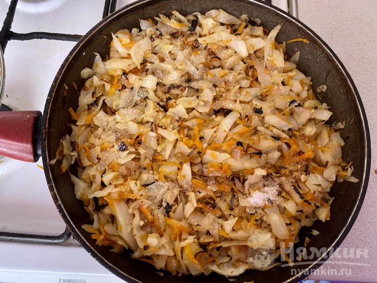 Закрытый пирог с капустой, луком и морковью на дрожжевом жидком тесте - фото шаг 11