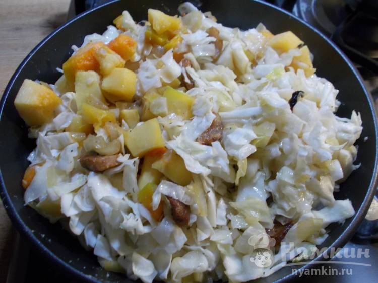Тушеная капуста на сковороде с мясом, тыквой и овощами - фото шаг 4