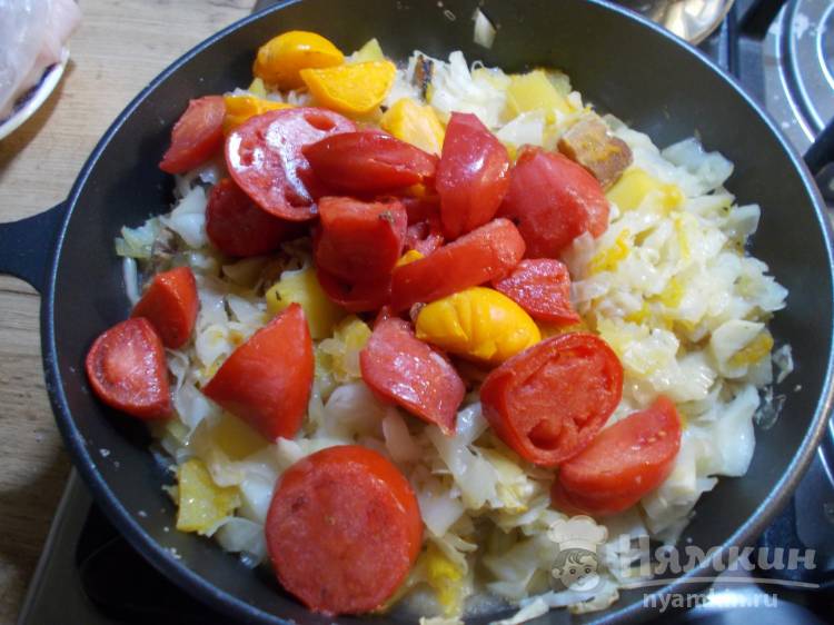 Тушеная капуста на сковороде с мясом, тыквой и овощами - фото шаг 5