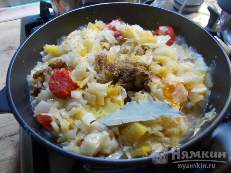Тушеная капуста на сковороде с мясом, тыквой и овощами - фото шаг 6
