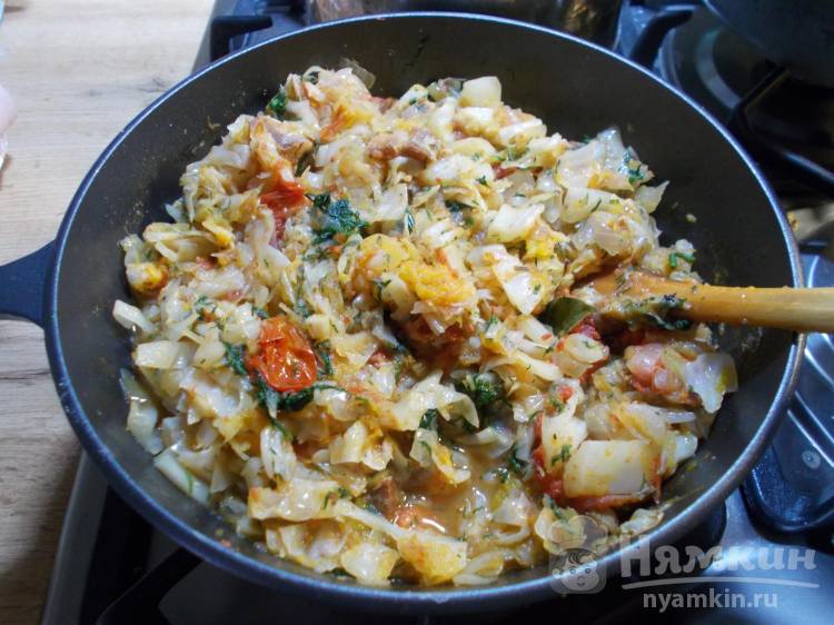 Тушеная капуста на сковороде с мясом, тыквой и овощами - фото шаг 8