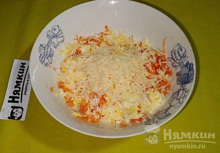 Праздничные тарталетки со шпротами, сыром, вареными яйцами и чесноком - фото шаг 3