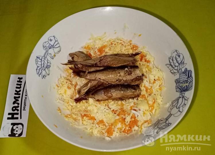 Праздничные тарталетки со шпротами, сыром, вареными яйцами и чесноком - фото шаг 4
