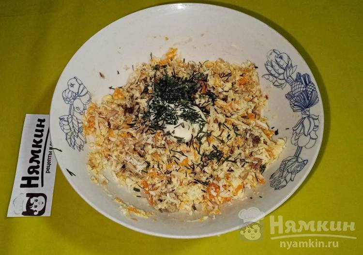 Праздничные тарталетки со шпротами, сыром, вареными яйцами и чесноком - фото шаг 5