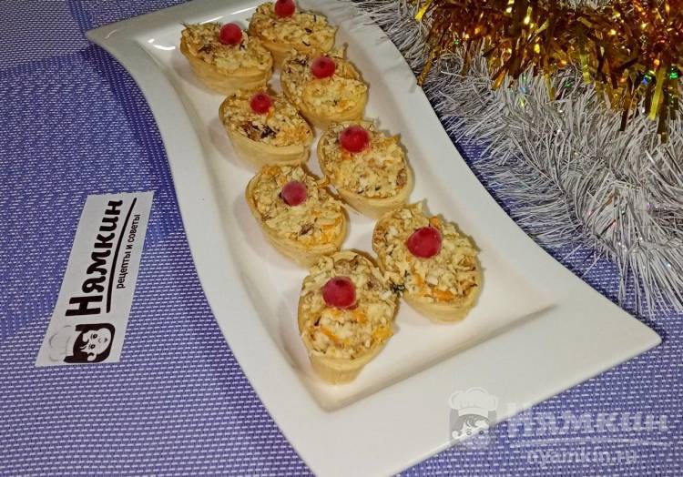 Праздничные тарталетки со шпротами, сыром, вареными яйцами и чесноком - фото шаг 7