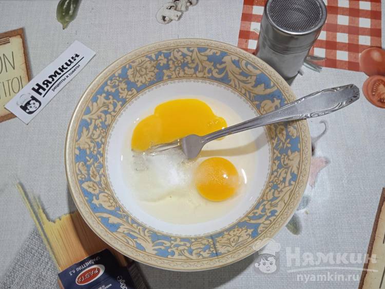 Сливочный омлет с сыром на сковороде  - фото шаг 1