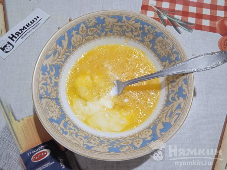 Сливочный омлет с сыром на сковороде  - фото шаг 2