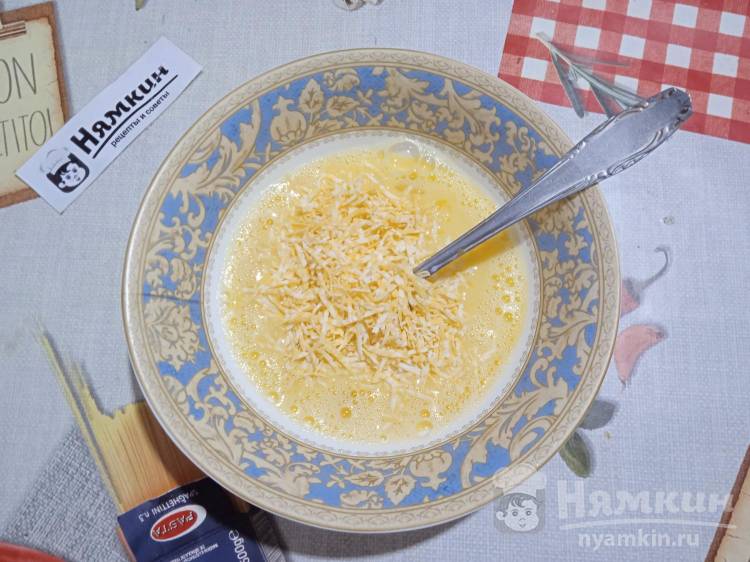 Сливочный омлет с сыром на сковороде  - фото шаг 4