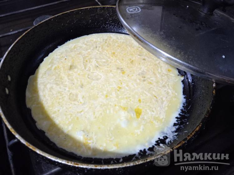 Сливочный омлет с сыром на сковороде  - фото шаг 5