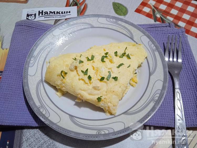 Сливочный омлет с сыром на сковороде  - фото шаг 7