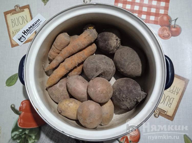 Классический салат Сельдь под шубой к новогоднему столу - фото шаг 1