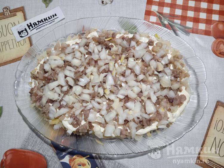 Классический салат Сельдь под шубой к новогоднему столу - фото шаг 11
