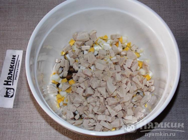 Салат с курицей, шампиньонами и маринованными огурцами Сельский - фото шаг 5