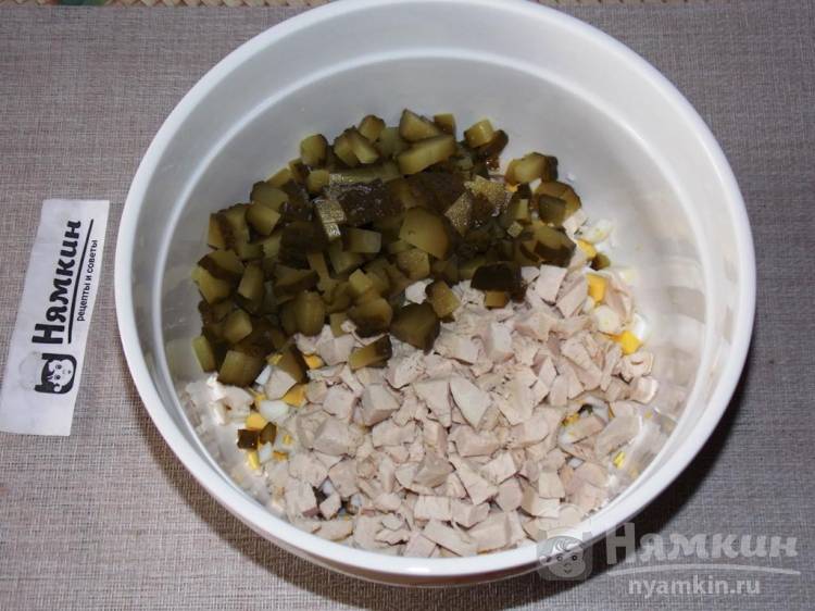Салат с курицей, шампиньонами и маринованными огурцами Сельский - фото шаг 6