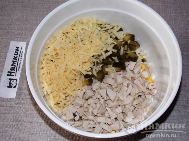 Салат с курицей, шампиньонами и маринованными огурцами Сельский - фото шаг 7
