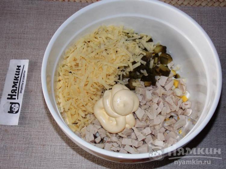 Салат с курицей, шампиньонами и маринованными огурцами Сельский - фото шаг 8