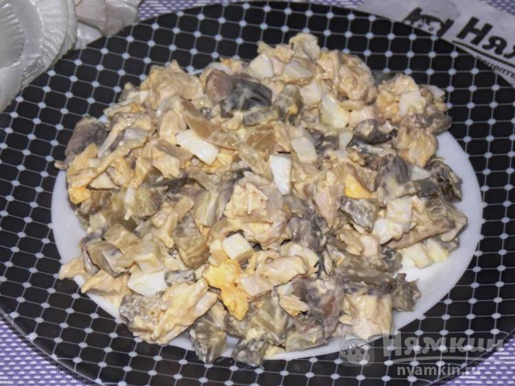 Салат с курицей, шампиньонами и маринованными огурцами Сельский - фото шаг 9