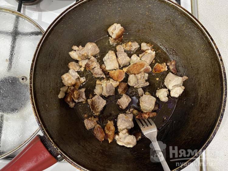 Тушеная картошка со свининой и луком на сковороде - фото шаг 6