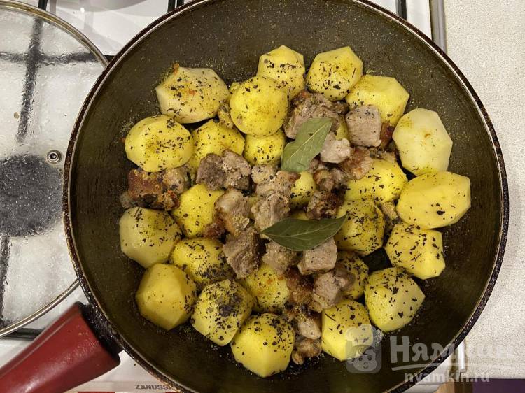 Картофель тушеный со свининой на сковороде - калорийность, состав, описание - пластиковыеокнавтольятти.рф