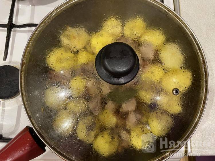 Тушеная картошка со свининой и луком на сковороде - фото шаг 8