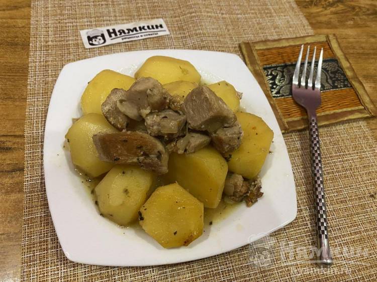 Тушеная картошка со свининой и луком на сковороде - фото шаг 12