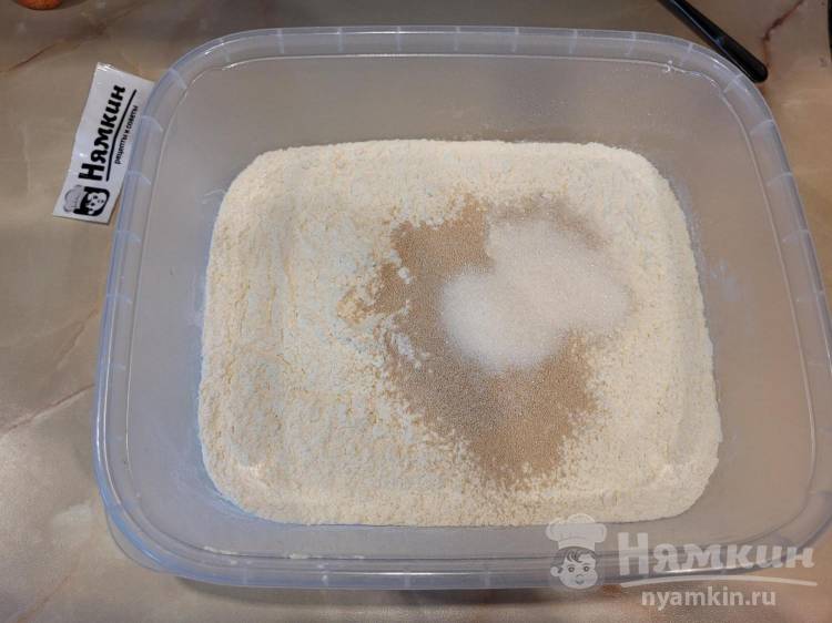 Домашняя пицца на дрожжах с морепродуктами и сыром в духовке - фото шаг 1