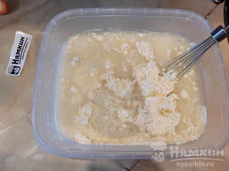 Домашняя пицца на дрожжах с морепродуктами и сыром в духовке - фото шаг 2
