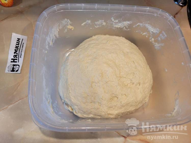 Домашняя пицца на дрожжах с морепродуктами и сыром в духовке - фото шаг 3