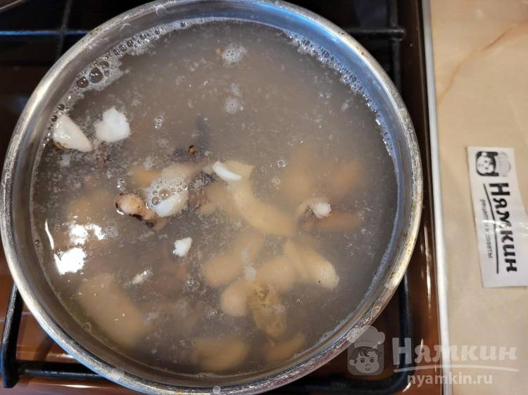 Домашняя пицца на дрожжах с морепродуктами и сыром в духовке - фото шаг 4