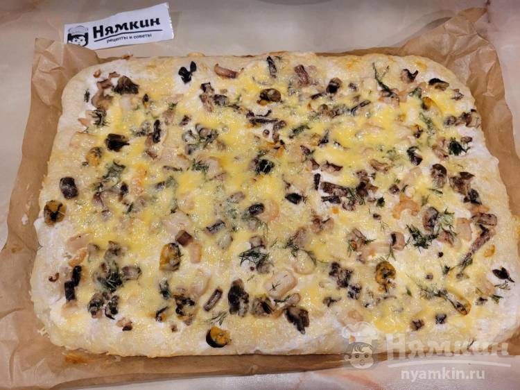 Домашняя пицца на дрожжах с морепродуктами и сыром в духовке - фото шаг 10