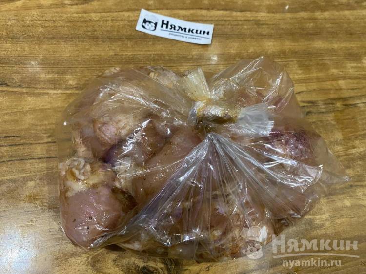 Курица кусочками с соевым соусом и приправами в рукаве в духовке - фото шаг 8