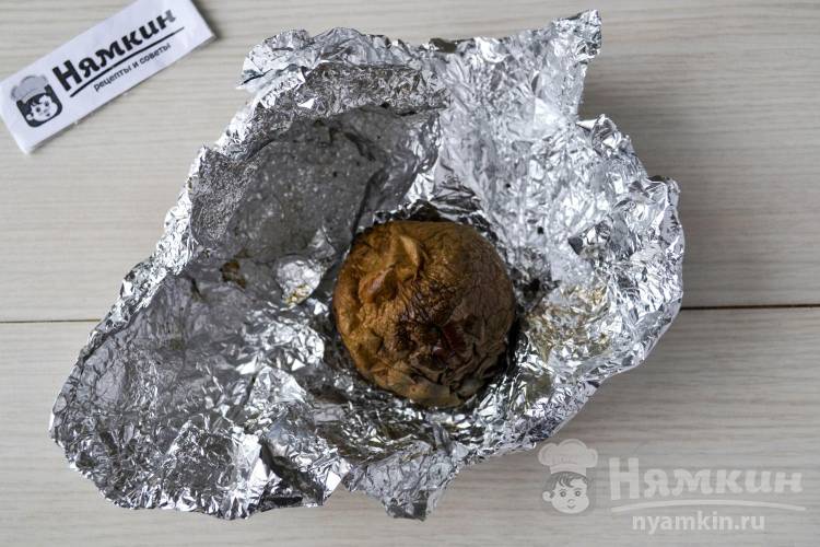Постный салат из запеченной свеклы, маринованных огурцов и лука - фото шаг 1