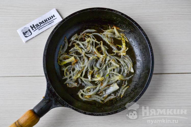 Постный салат из запеченной свеклы, маринованных огурцов и лука - фото шаг 2