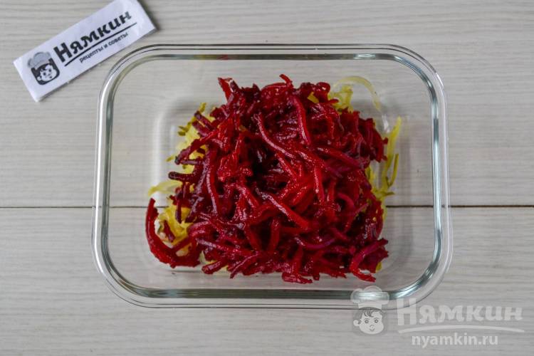 Постный салат из запеченной свеклы, маринованных огурцов и лука - фото шаг 4