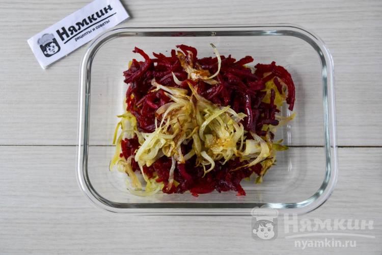 Постный салат из запеченной свеклы, маринованных огурцов и лука - фото шаг 5