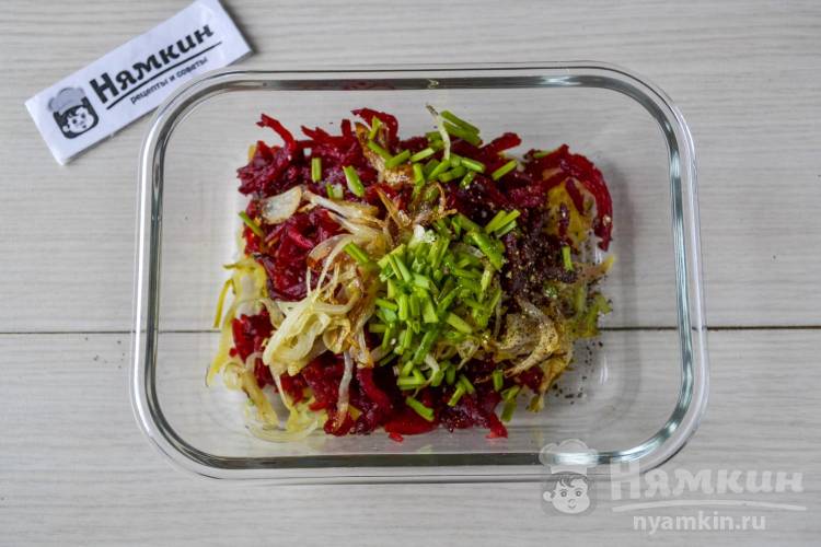 Постный салат из запеченной свеклы, маринованных огурцов и лука - фото шаг 6