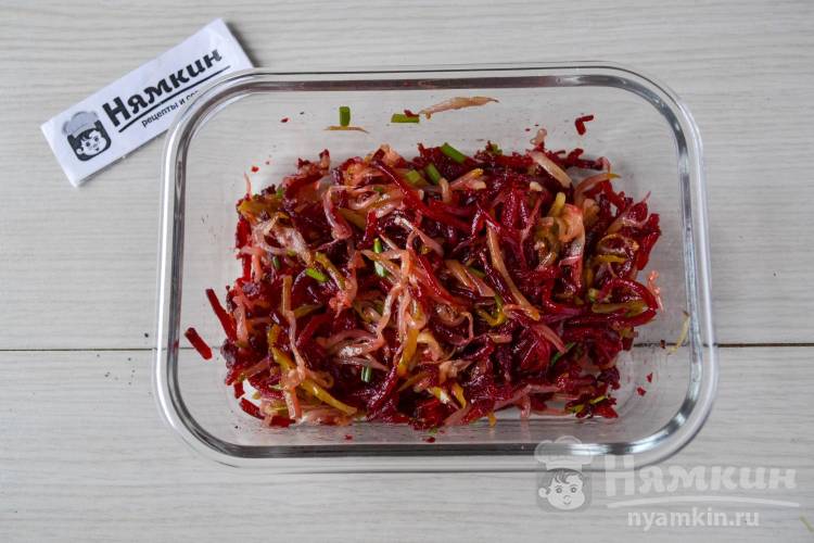 Постный салат из запеченной свеклы, маринованных огурцов и лука - фото шаг 7
