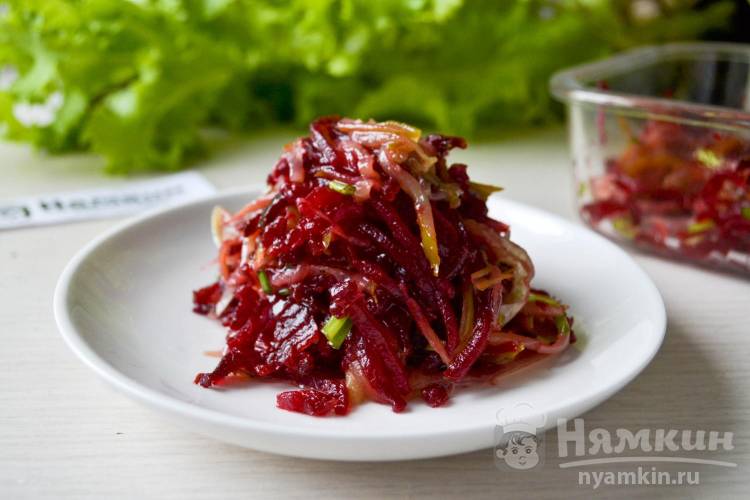 Постный салат из запеченной свеклы, маринованных огурцов и лука - фото шаг 8
