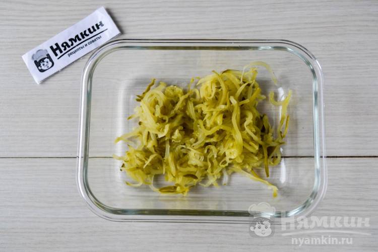 Постный салат из запеченной свеклы, маринованных огурцов и лука - фото шаг 3