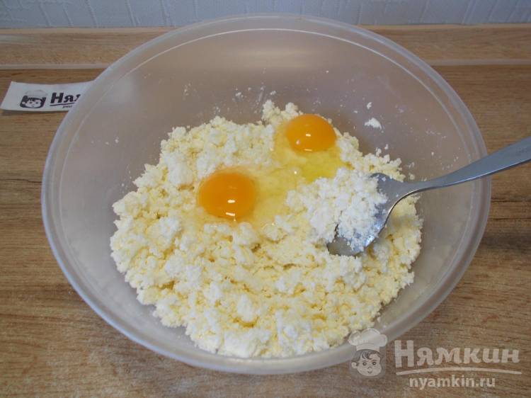 Творожные оладьи с яблоками и манкой на сковороде - фото шаг 2