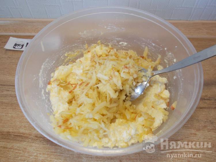 Творожные оладьи с яблоками и манкой на сковороде - фото шаг 3