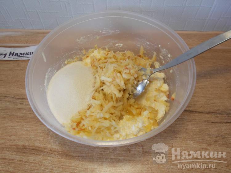 Творожные оладьи с яблоками и манкой на сковороде - фото шаг 4