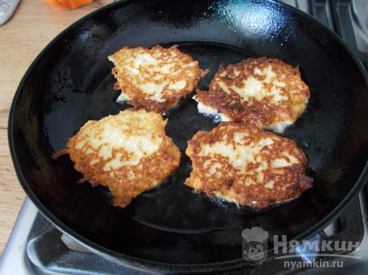 Творожные оладьи с яблоками и манкой на сковороде - фото шаг 7