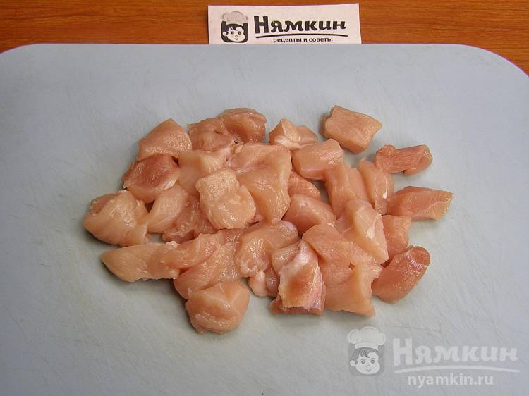 Гуляш из свинины с грибами и солёными огурцами на сковороде - фото шаг 1