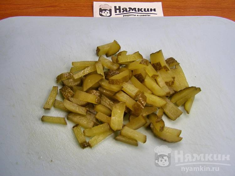 Гуляш из свинины с грибами и солёными огурцами на сковороде - фото шаг 3