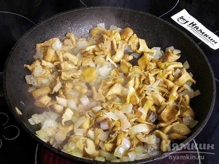 Гуляш из свинины с грибами и солёными огурцами на сковороде - фото шаг 6