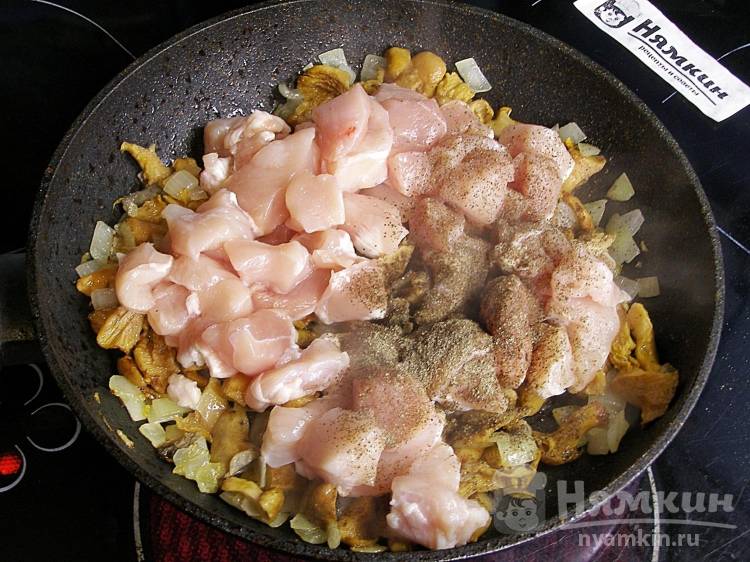 Гуляш из свинины с грибами и солёными огурцами на сковороде - фото шаг 7