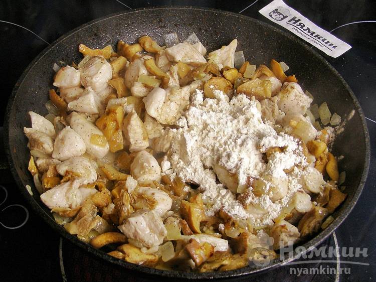 Гуляш из свинины с грибами и солёными огурцами на сковороде - фото шаг 8