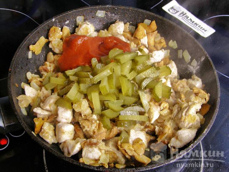Гуляш из свинины с грибами и солёными огурцами на сковороде - фото шаг 9